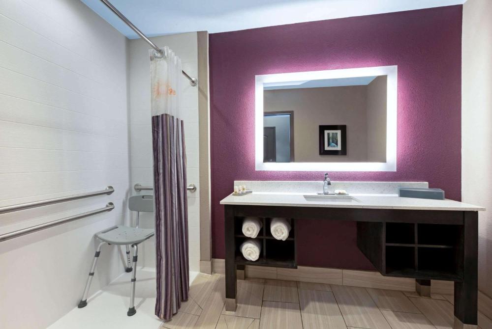Queen Room with Two Queen Beds - Mobility Access Non Smoking interior
