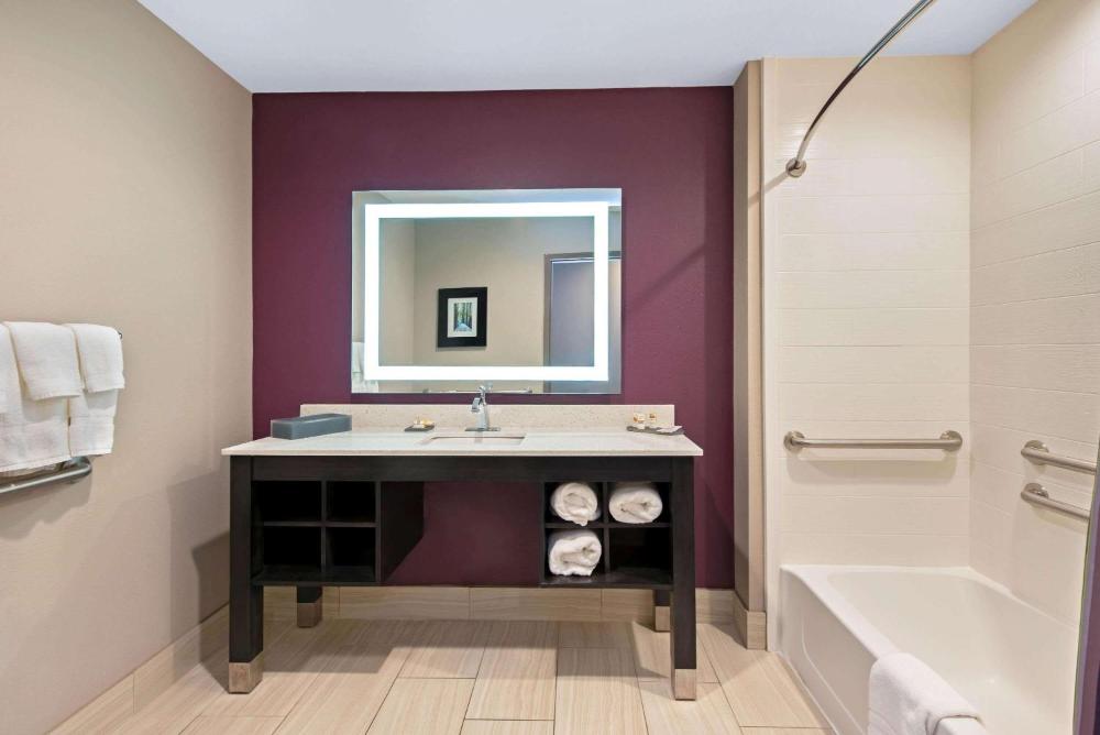 King Room - Mobility Access/Non-Smoking interior