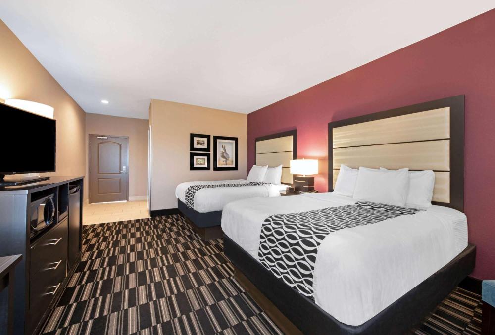 Queen Room with Two Queen Beds Non Smoking interior